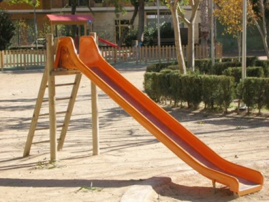 Cinci tineri, surprinşi în timp ce distrugeau un tobogan